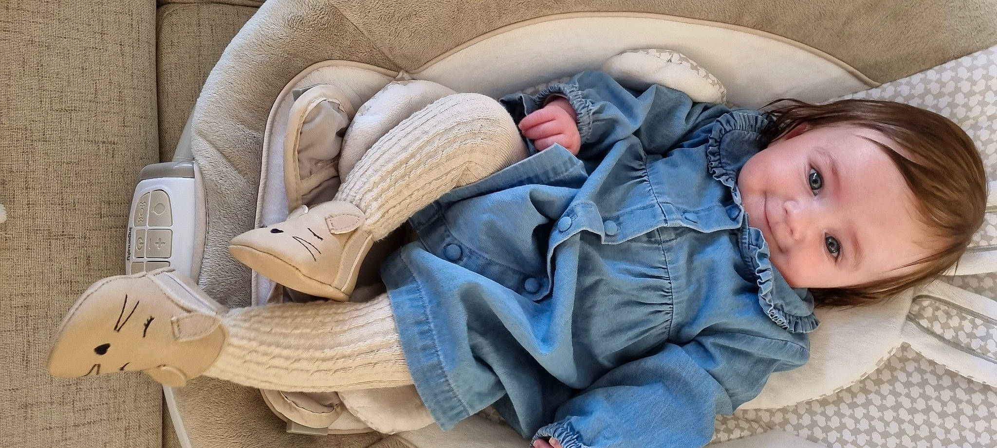 Léana participe au concours pour gagner de l'argent avec cette photo : auto_part, baby, baby_products, baby_toddler_clothing, blue, car_seat, child, comfort, couch, denim, fur, linens, nap, person, sitting, sleep, smile, textile, toddler, white