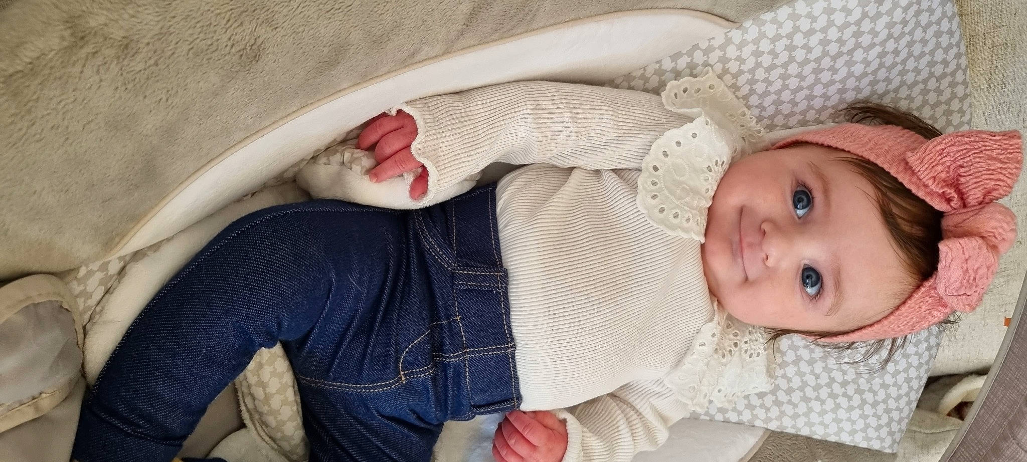 Léana participe au concours pour gagner de l'argent avec cette photo : arm, baby, baby_toddler_clothing, child, comfort, eye, finger, gesture, hand, head, joy, nail, organ, pattern, person, photograph, skin, sleeve, smile, textile