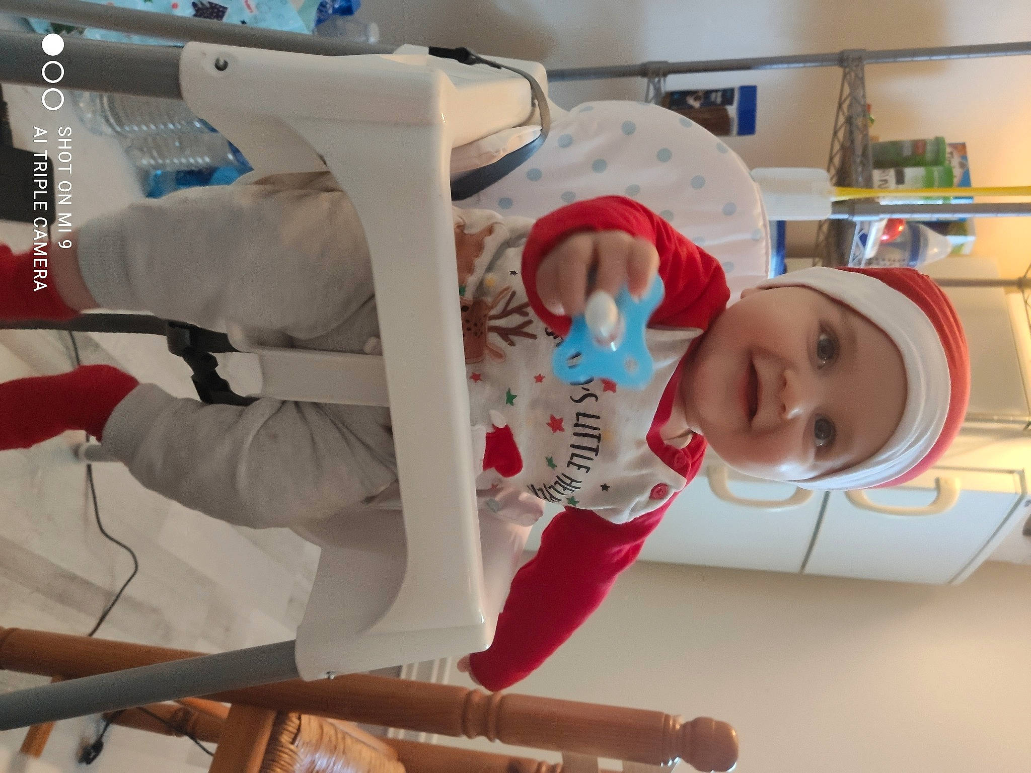 Nicolas participe au concours pour gagner de l'argent avec cette photo : baby, carmine, child, glove, headwear, health_care, hospital, joy, machine, medical, medical_procedure, person, room, science, service, shelf, shelving, toddler