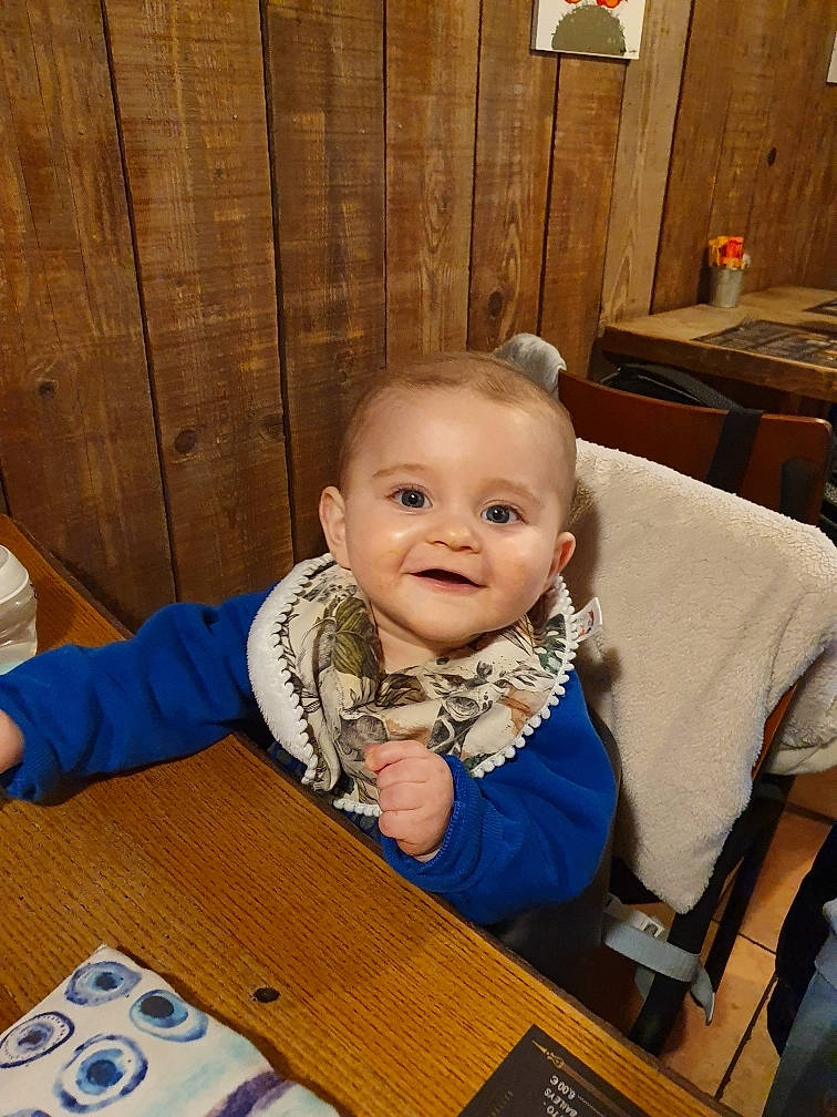 Nicolas participe au concours pour gagner de l'argent avec cette photo : baby, baby_toddler_clothing, chair, cheek, child, flooring, fun, hairstyle, happy, hardwood, iris, joy, laugh, person, room, sitting, skin, smile, table, toddler