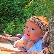 Maëllya participe au concours pour gagner de l'argent avec cette photo : baby, carrier, child, curious, cute, daylight, explorer, expression, face, greenery, hands, headband, infant, leopard_print, nature, outdoor, person, portrait, sunlight, young
