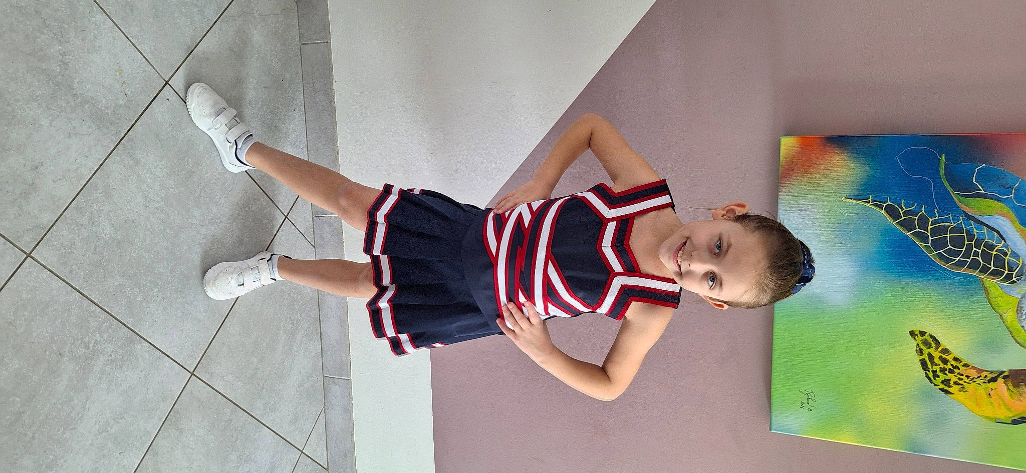 Chloé a rejoint le concours — aidez-le/la à gagner de superbes lots ! abdomen, arm, cheerleading_uniform, elbow, fun, happy, hat, human_leg, joy, knee, leg, person, photo_shoot, room, shorts, sportswear, t_shirt, thigh, trunk, uniform