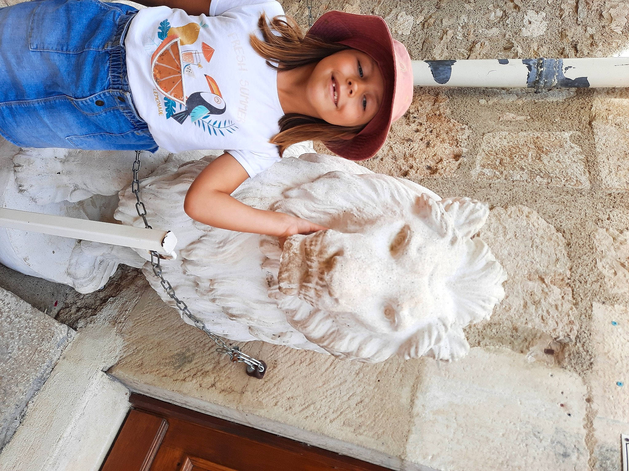 Chloé participe au concours pour gagner de l'argent avec cette photo : child, clothing, door, dress, event, fashion_accessory, fashion_design, fun, fur, happy, hat, headwear, joy, pattern, person, t_shirt, thigh, toy, tradition, white