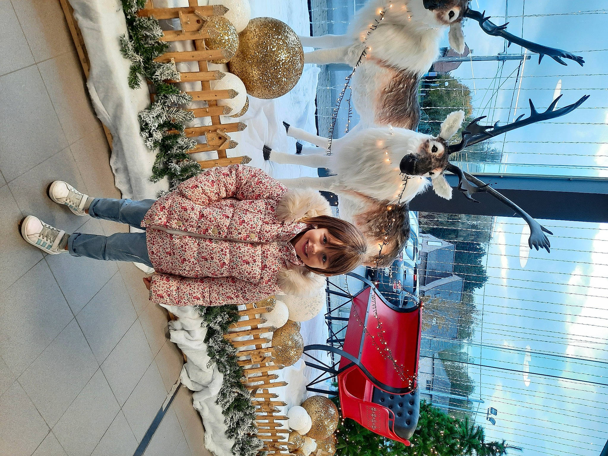 Chloé participe au concours pour gagner de l'argent avec cette photo : azure, branch, eyewear, fashion_accessory, fawn, fun, fur, joy, leisure, ornament, pattern, person, plant, street_fashion, sunglasses, textile, tree, twig, water, white