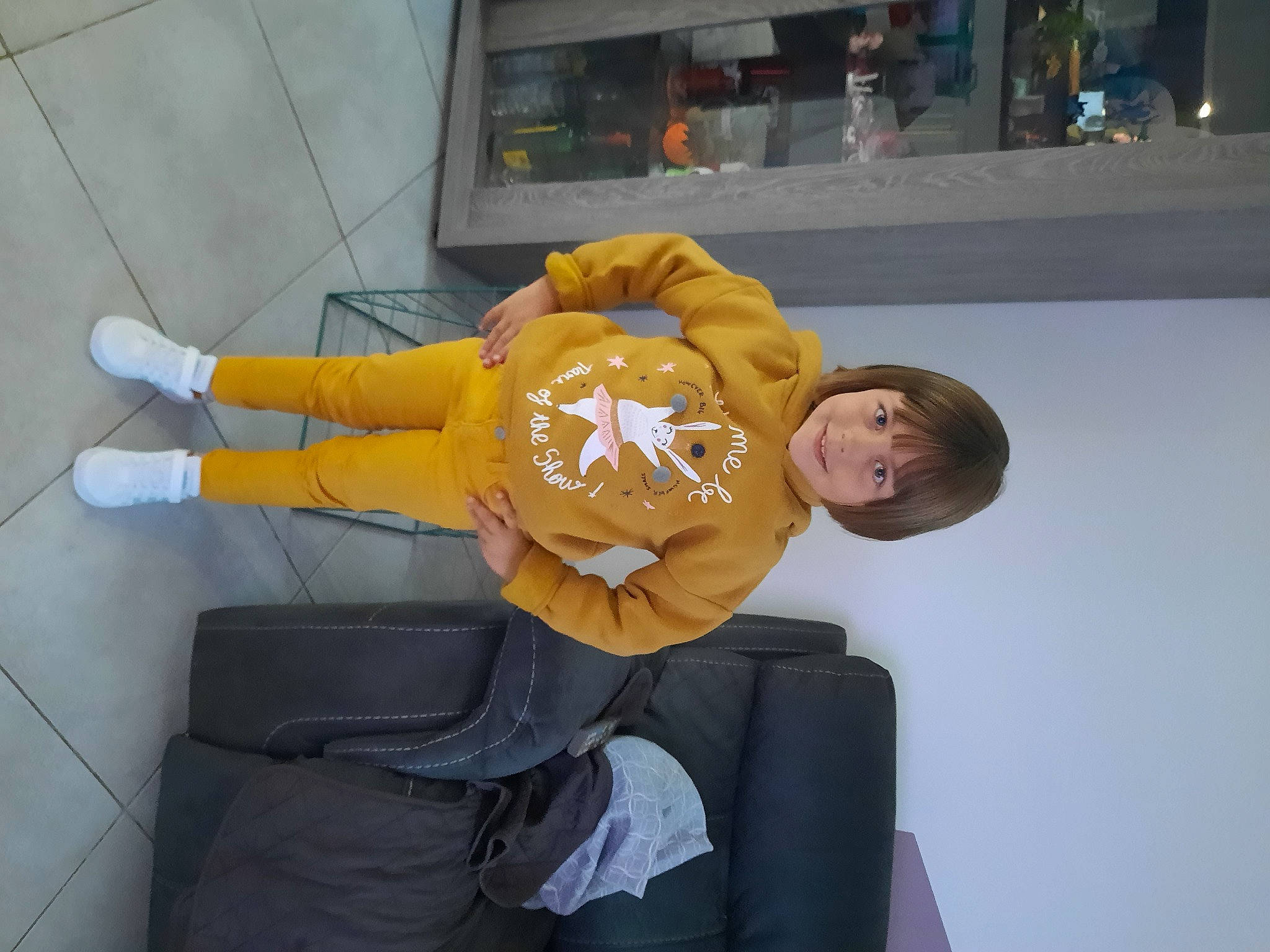 Chloé a rejoint le concours — aidez-le/la à gagner de superbes lots ! comfort, finger, flooring, fun, gesture, glove, human_leg, joy, mascot, person, sitting, thumb, toy