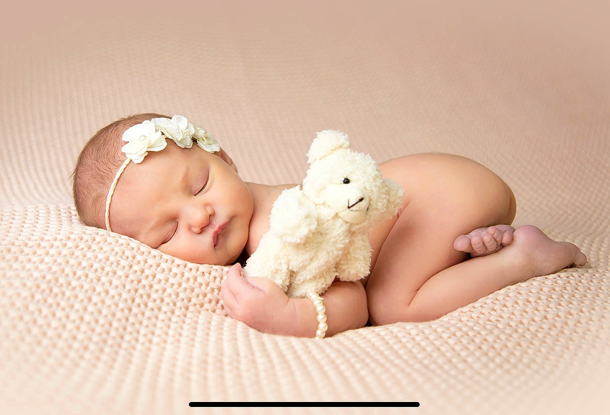 Perle a rejoint le concours — aidez-le/la à gagner de superbes lots ! baby, baby_sleeping, beige, child, ear, hand, headgear, headwear, person, photography, product, skin, toddler