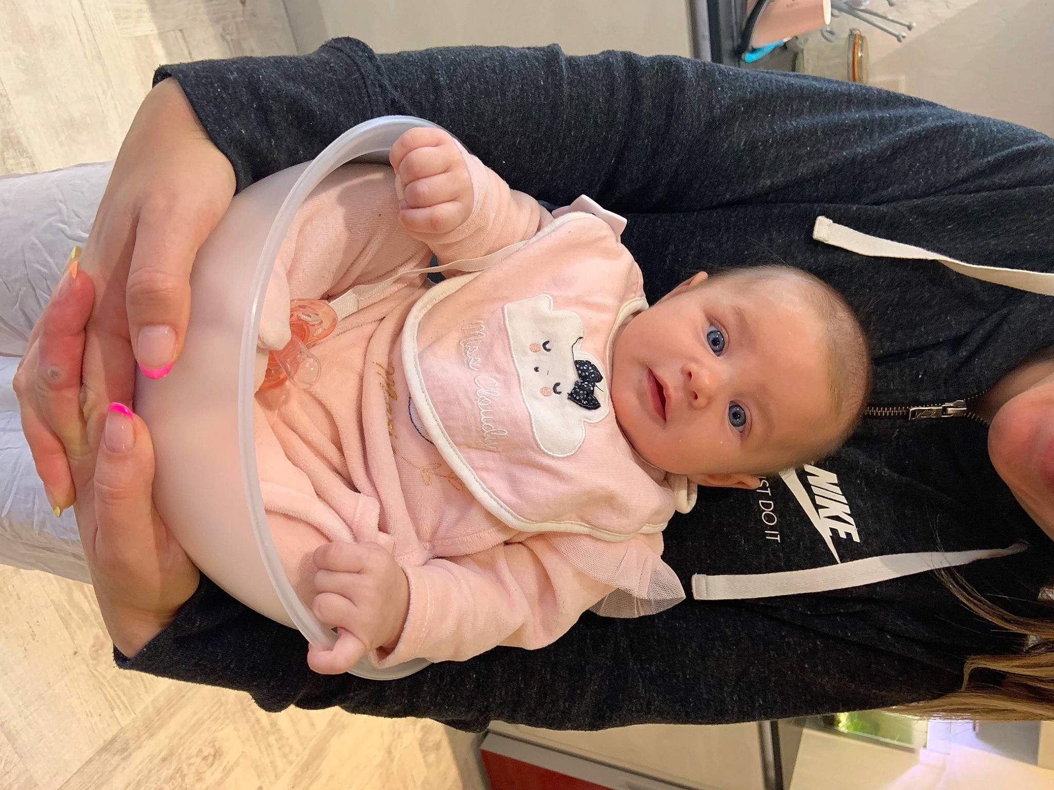 Perle participe au concours pour gagner de l'argent avec cette photo : arm, baby, baby_products, black_hair, cheek, child, ear, face, finger, forehead, hand, head, leg, mouth, muscle, neck, nose, person, product, skin