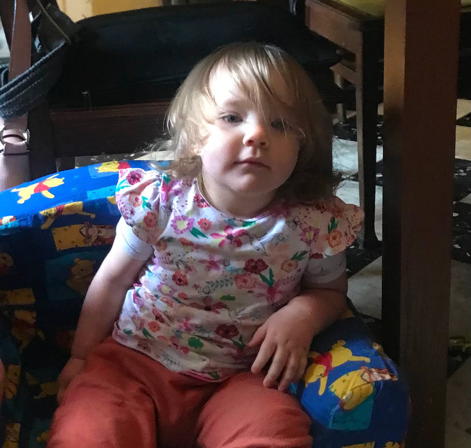 Océlia participe au concours pour gagner de l'argent avec cette photo : baby, baby_toddler_clothing, cheek, child, comfort, facial_expression, flooring, fun, human_leg, iris, lap, leisure, nose, person, sitting, skin, t_shirt, thigh, toddler, vacation