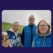 Appy participe au concours pour gagner de l'argent avec cette photo : adult, outdoor, grass, hill, dog, glasses, blue_vest, casual_clothing, smile, person, pet, canine, nature, group, portrait, friendly, daytime, cloudy_sky, standing, leash