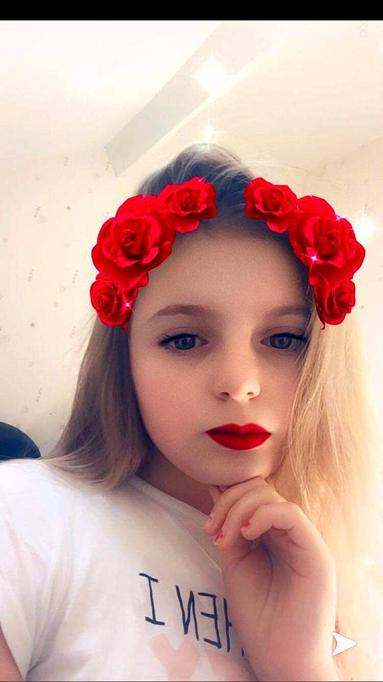 Elicia a rejoint le concours — aidez-le/la à gagner de superbes lots ! beauty, crown, face, fashion_accessory, flower, forehead, hair, hair_accessory, hair_coloring, hairstyle, headband, headgear, headpiece, lip, long_hair, person, petal, photography, plant, red