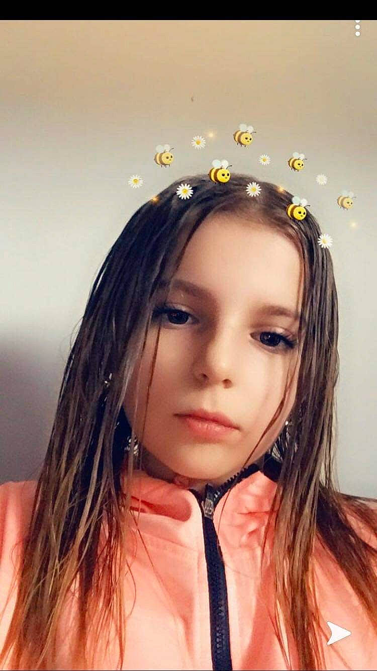 Elicia participe au concours pour gagner de l'argent avec cette photo : beauty, black_hair, brown_hair, child_model, eyebrow, fashion_accessory, forehead, hair, hair_accessory, hairstyle, headband, headgear, headpiece, lip, long_hair, person