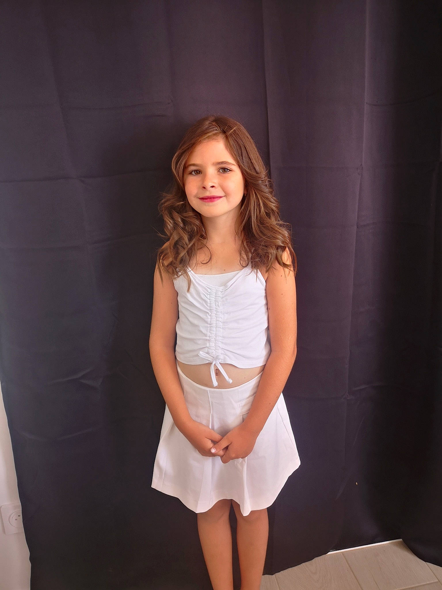 Leana a rejoint le concours — aidez-le/la à gagner de superbes lots ! day_dress, fashion_design, flash_photography, formal_wear, hairstyle, happy, head, human_body, human_leg, joint, joy, knee, neck, person, shoulder, skin, sleeve, smile, t_shirt, thigh