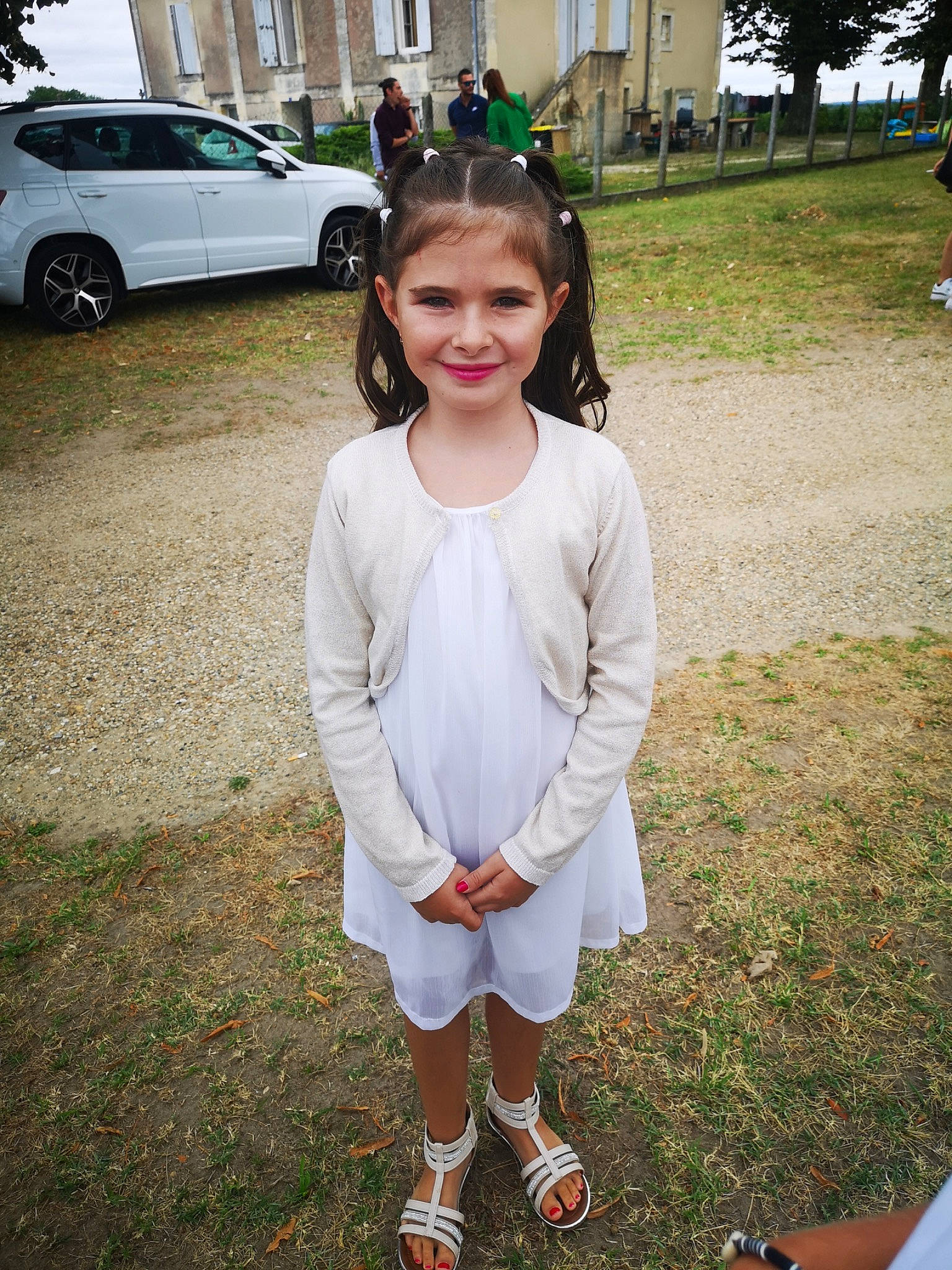 Leana a rejoint le concours — aidez-le/la à gagner de superbes lots ! automotive_tire, car, child, cool, family_car, fun, grass, happy, joy, lawn, person, personal_luxury_car, photograph, plant, shoe, sleeve, smile, sneakers, tire, vehicle_door