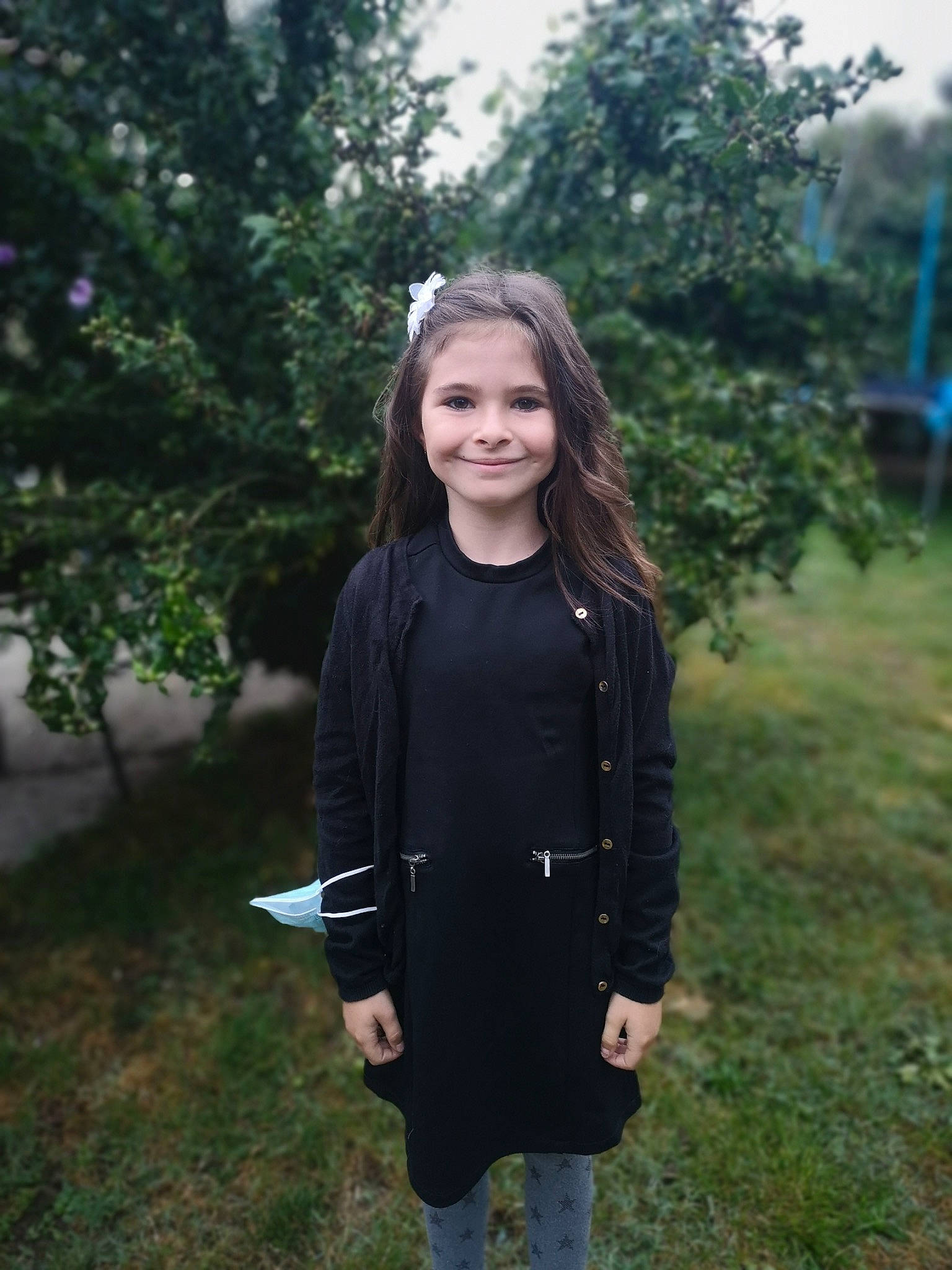 Leana participe au concours pour gagner de l'argent avec cette photo : blazer, blond, electric_blue, formal_wear, fun, fur, grass, happy, head, jewellery, joy, overcoat, pattern, person, plaid, plant, sleeve, smile, toddler, tree