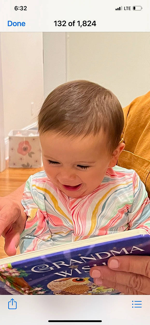 Paloma is registered to the contest to win money with this photo: baby, cheek, child, finger, flooring, fun, happy, head, iris, nose, person, play, reading, room, sitting, smile, t_shirt, toddler, tummy_time, vacation