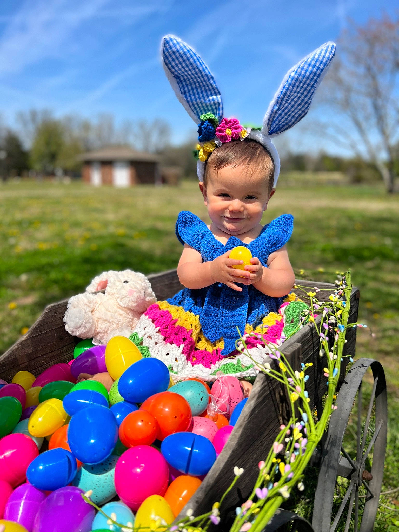 Paloma is registered to the contest to win money with this photo: ball, blue, child, community, daytime, fun, grass, grassland, happy, insect, joy, leisure, people, people_in_nature, person, recreation, sky, smile, summer, toddler