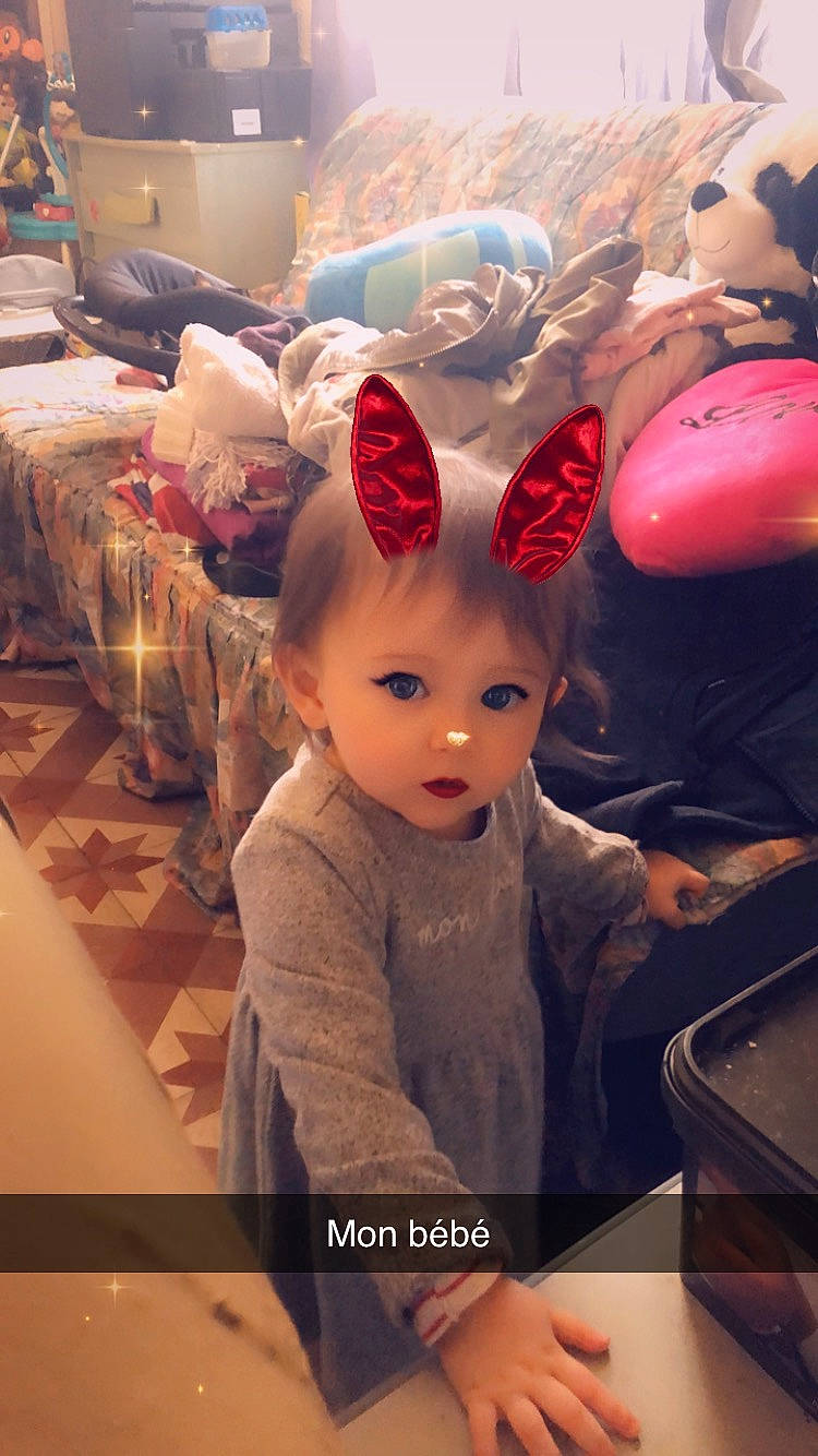 Ambre a rejoint le concours — aidez-le/la à gagner de superbes lots ! baby, cap, carmine, child, cool, costume_hat, doll, event, fashion_accessory, fashion_design, fun, happy, hat, magenta, party_supply, person, pink, room, textile, toddler