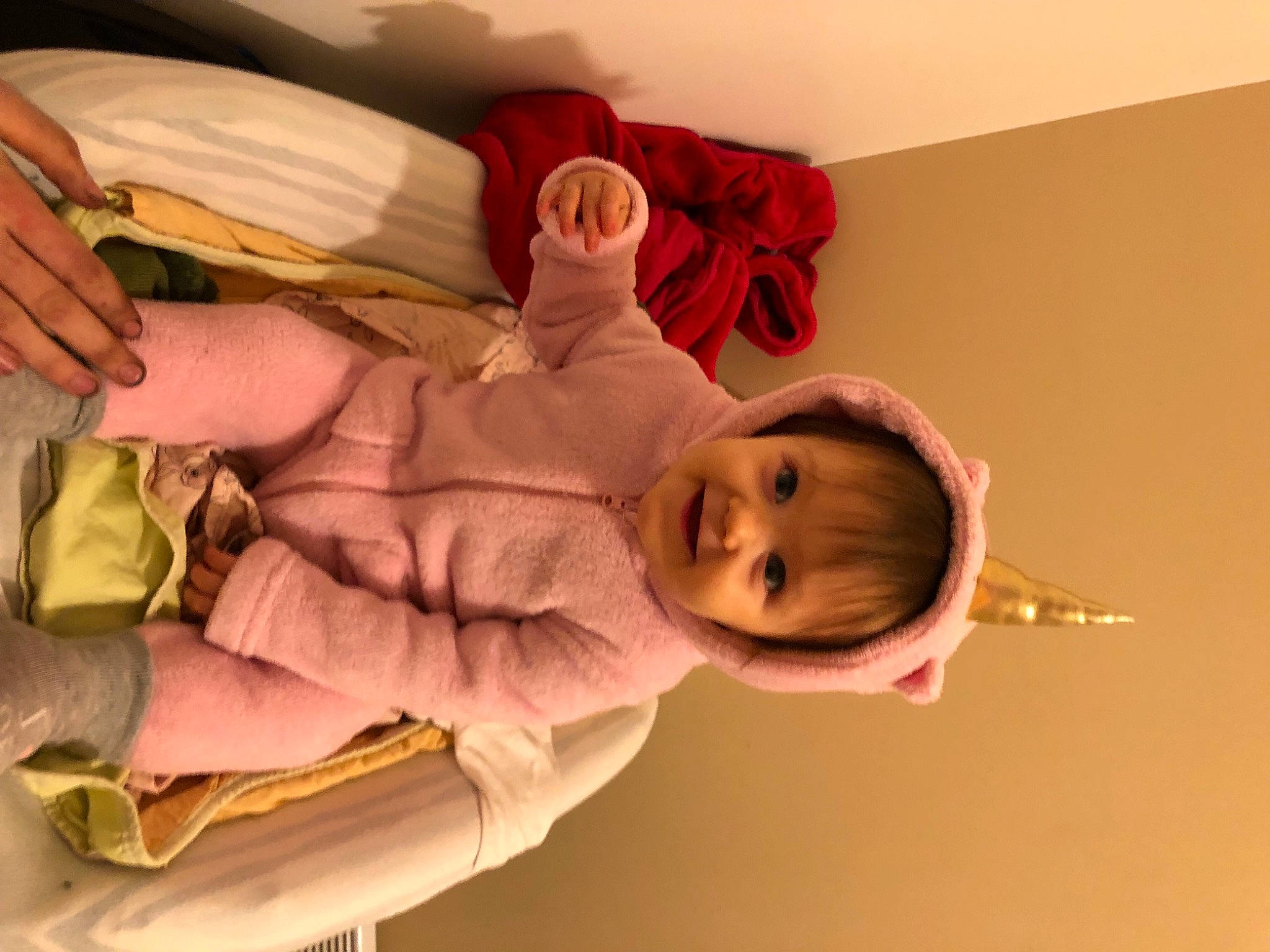 Ambre a rejoint le concours — aidez-le/la à gagner de superbes lots ! arm, baby, baby_products, baby_toddler_clothing, cheek, child, comfort, finger, fun, gesture, hand, happy, joy, mouth, orange, person, pink, room, skin, smile