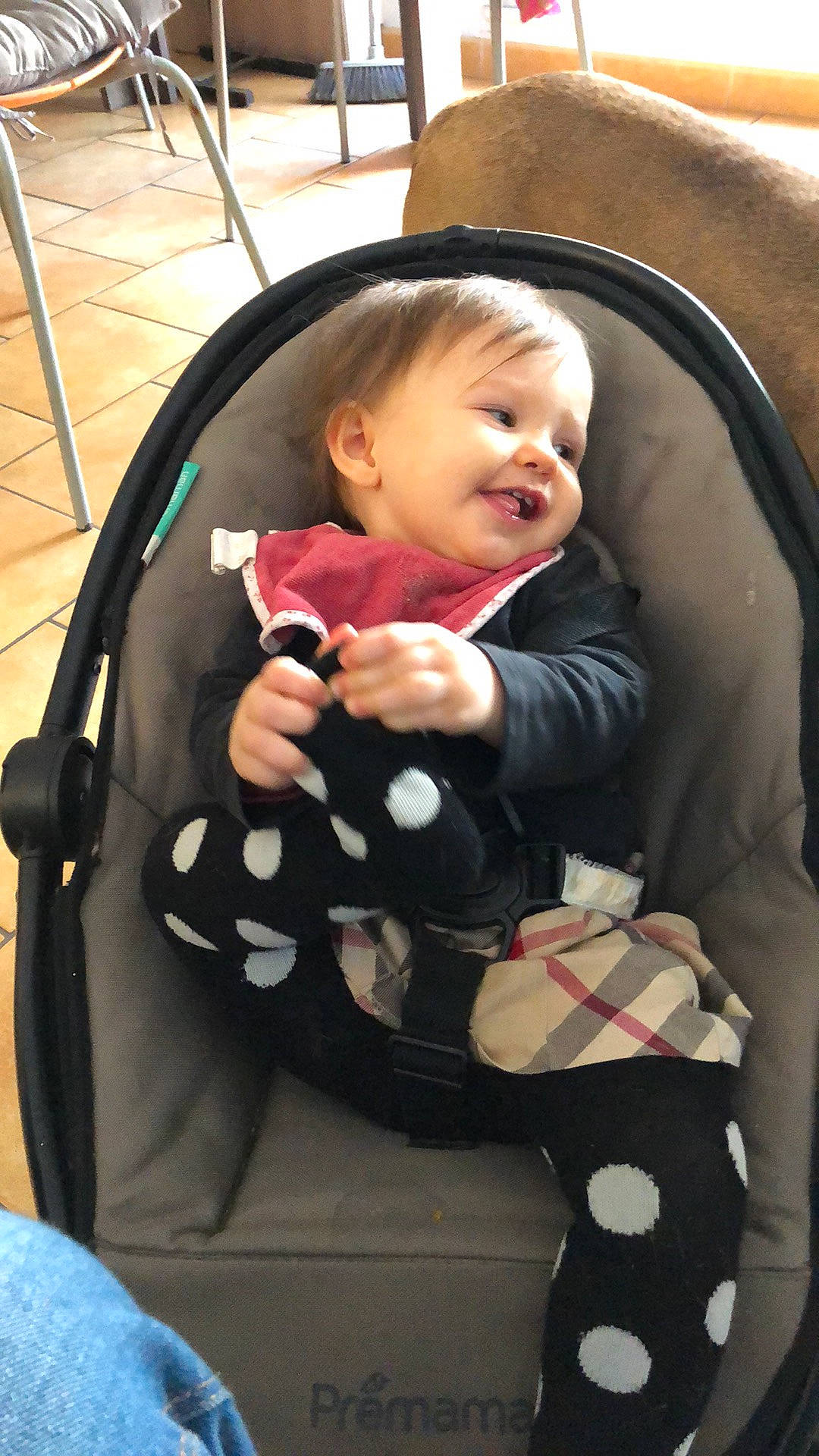 Ambre a rejoint le concours — aidez-le/la à gagner de superbes lots ! auto_part, baby, baby_carriage, baby_products, baby_safety, baby_toddler_clothing, car_seat, chair, child, comfort, fun, lap, luxury_vehicle, pattern, person, product, sitting, smile, toddler