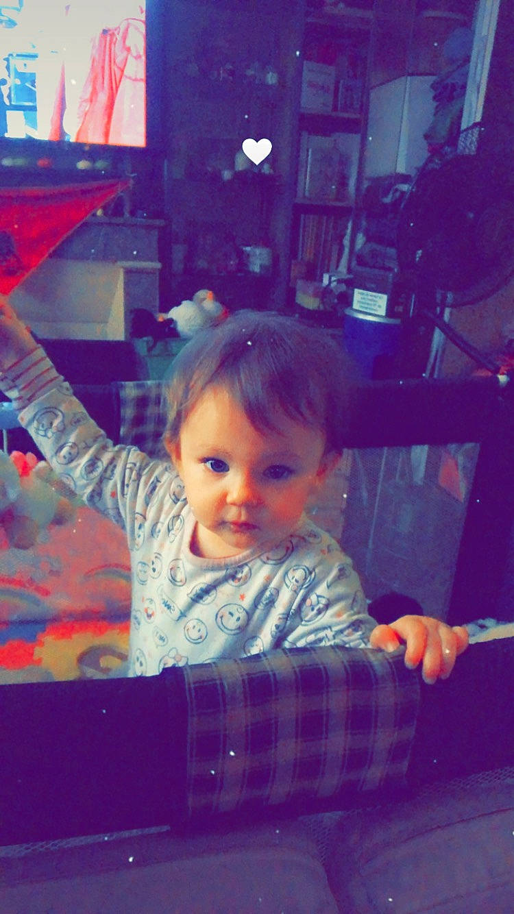 Ambre participe au concours pour gagner de l'argent avec cette photo : baby, baby_toddler_clothing, cheek, child, cool, electric_blue, electronic_device, fun, happy, human_body, iris, nose, person, purple, room, sitting, snapshot, space, standing, tints_and_shades