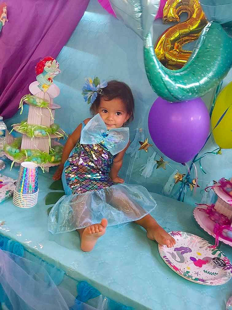 Giulina a rejoint le concours — aidez-le/la à gagner de superbes lots ! baby_toddler_clothing, baby_toys, child, doll, dress, event, fun, happy, icing, magenta, party_supply, pattern, person, pink, plastic, room, sitting, sock, souvenir, sweetness