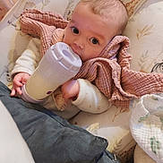 Cap a rejoint le concours — aidez-le/la à gagner de superbes lots ! baby, infant, bottle, blanket, swaddle, nursery_bedding, pillow, feeding, milk_bottle, hand, eyes, gaze, portrait, indoor, soft_texture, face, cheeks, cute, cozy, clothing