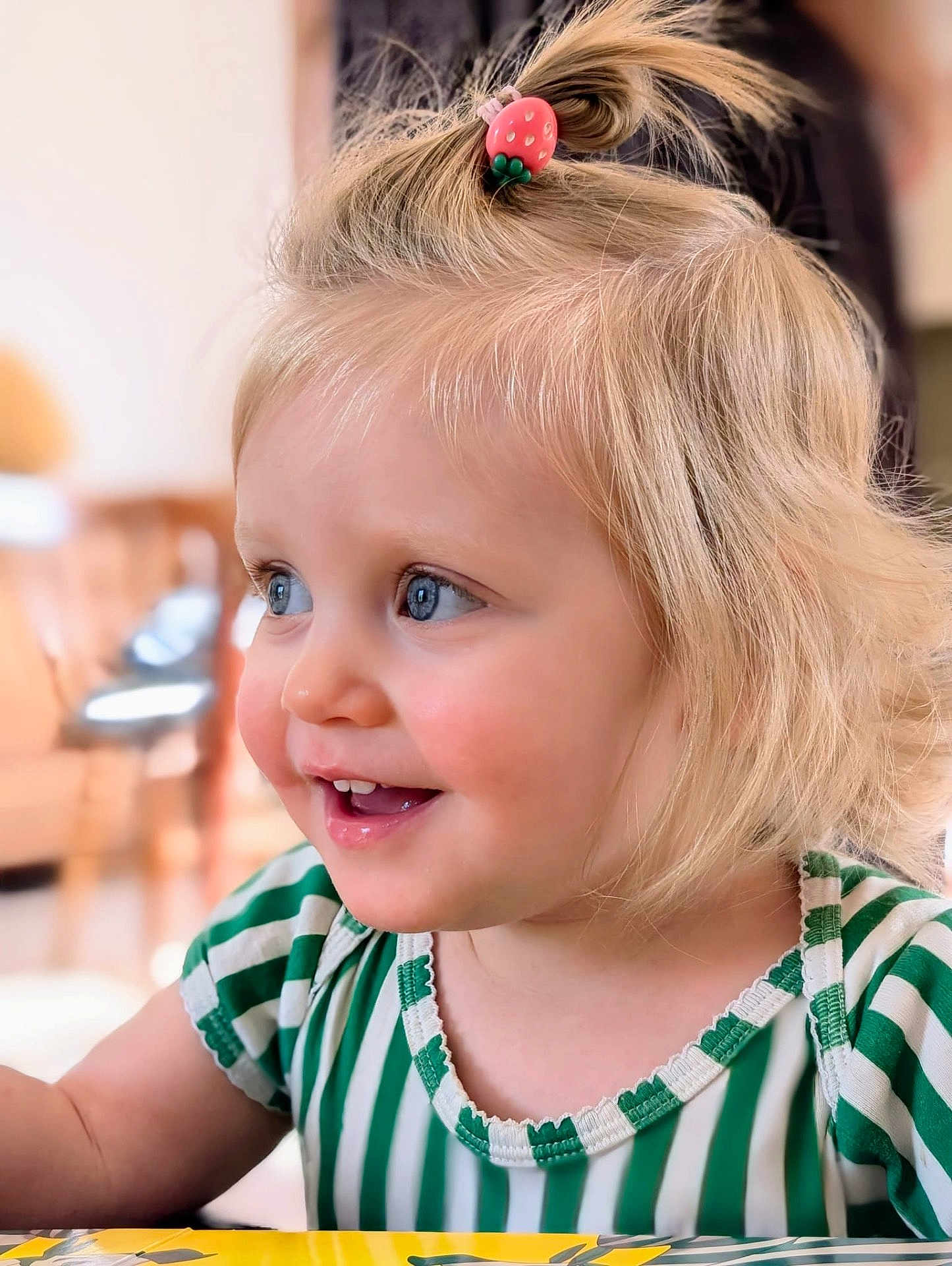 Bonnie participe au concours pour gagner de l'argent avec cette photo : toddler, child, blonde_hair, blue_eyes, hair_clip, striped_shirt, smile, indoor, portrait, happy, cute, face, young_child, person, closeup, baby, clothing, hair, expression, background_blur