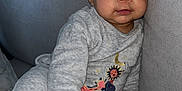 Louwene a rejoint le concours — aidez-le/la à gagner de superbes lots ! baby, blanket, child, closeup, comfort, couch, cozy, cute, expression, face, furniture, hand, indoor, infant, pajamas, plush, portrait, sitting, sofa, young