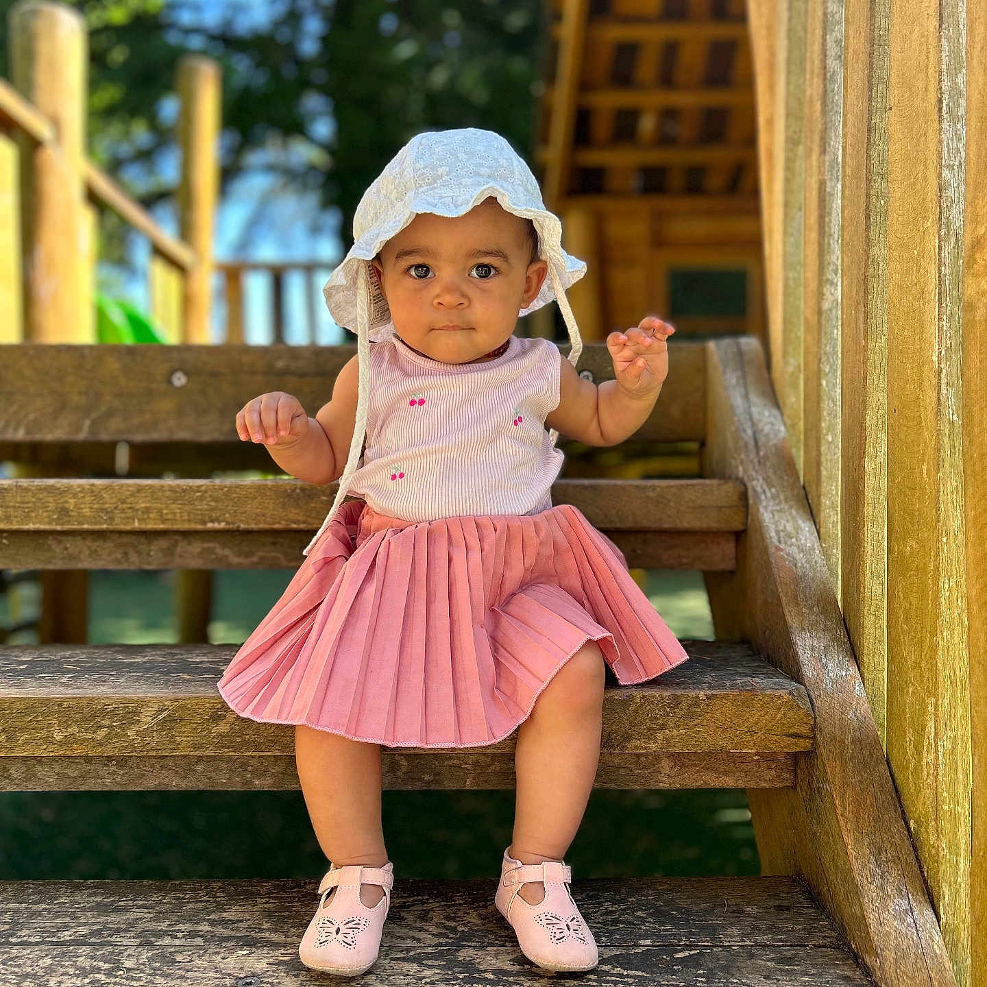 Louwene a rejoint le concours — aidez-le/la à gagner de superbes lots ! baby, child, cute, daylight, greenery, hat, nature, outdoor, person, pink_skirt, playground, portrait, shoes, sitting, smiling, summer, sunlight, toddler, wooden_steps, young