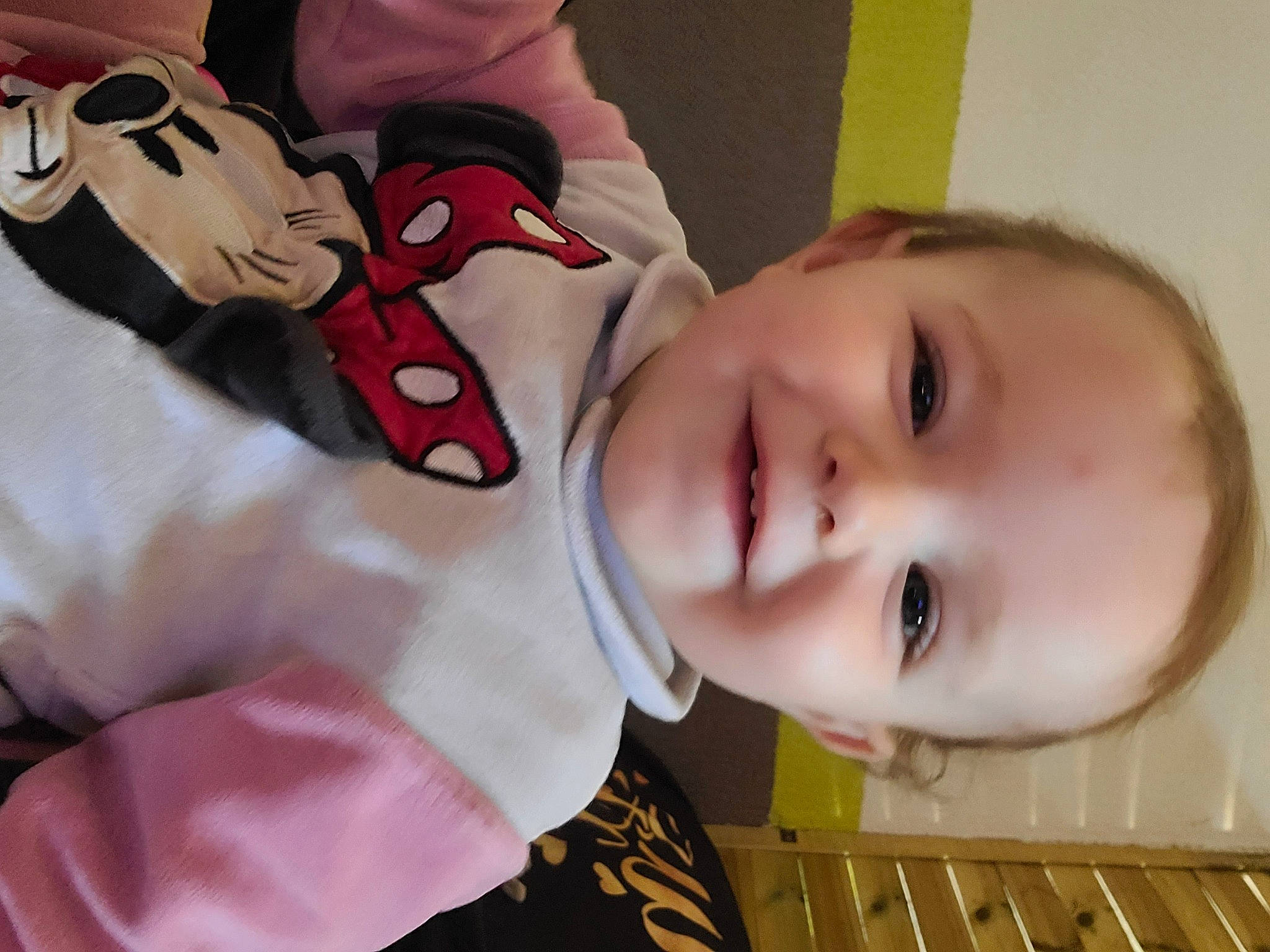 Louna a rejoint le concours — aidez-le/la à gagner de superbes lots ! baby, baby_toddler_clothing, carmine, cheek, child, eyebrow, eyelash, finger, fun, gesture, happy, human_body, joy, lip, mouth, nose, person, skin, sleeve, smile