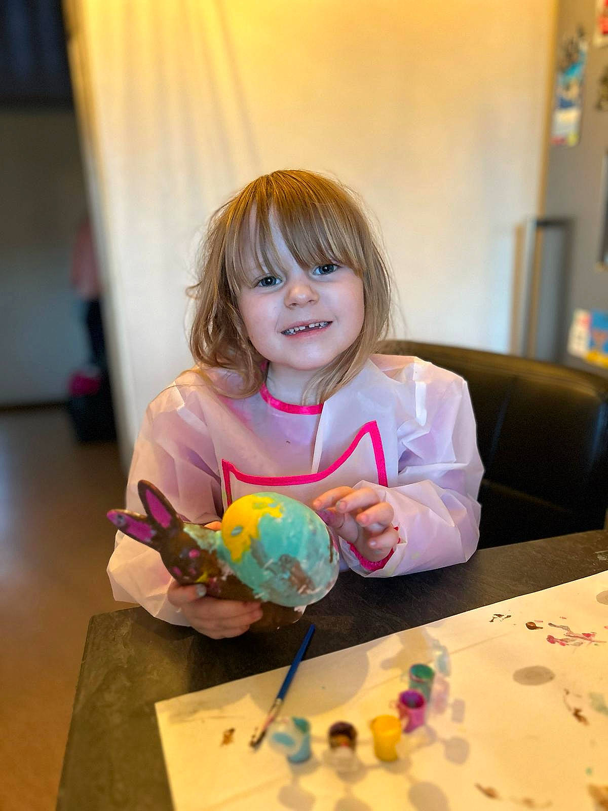 Louise participe au concours pour gagner de l'argent avec cette photo : chair, child, desk, dress, event, flooring, fun, happy, joy, leisure, party, party_supply, person, play, room, sitting, smile, sweetness, table, tableware