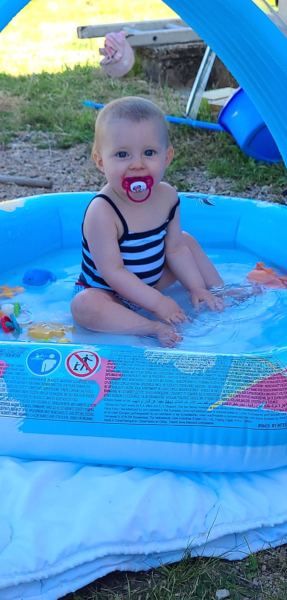Louise participe au concours pour gagner de l'argent avec cette photo : aqua, azure, baby, baby_products, baby_toddler_clothing, bathing, blue, child, electric_blue, fun, green, happy, inflatable, leisure, person, recreation, sitting, smile, toddler, vacation