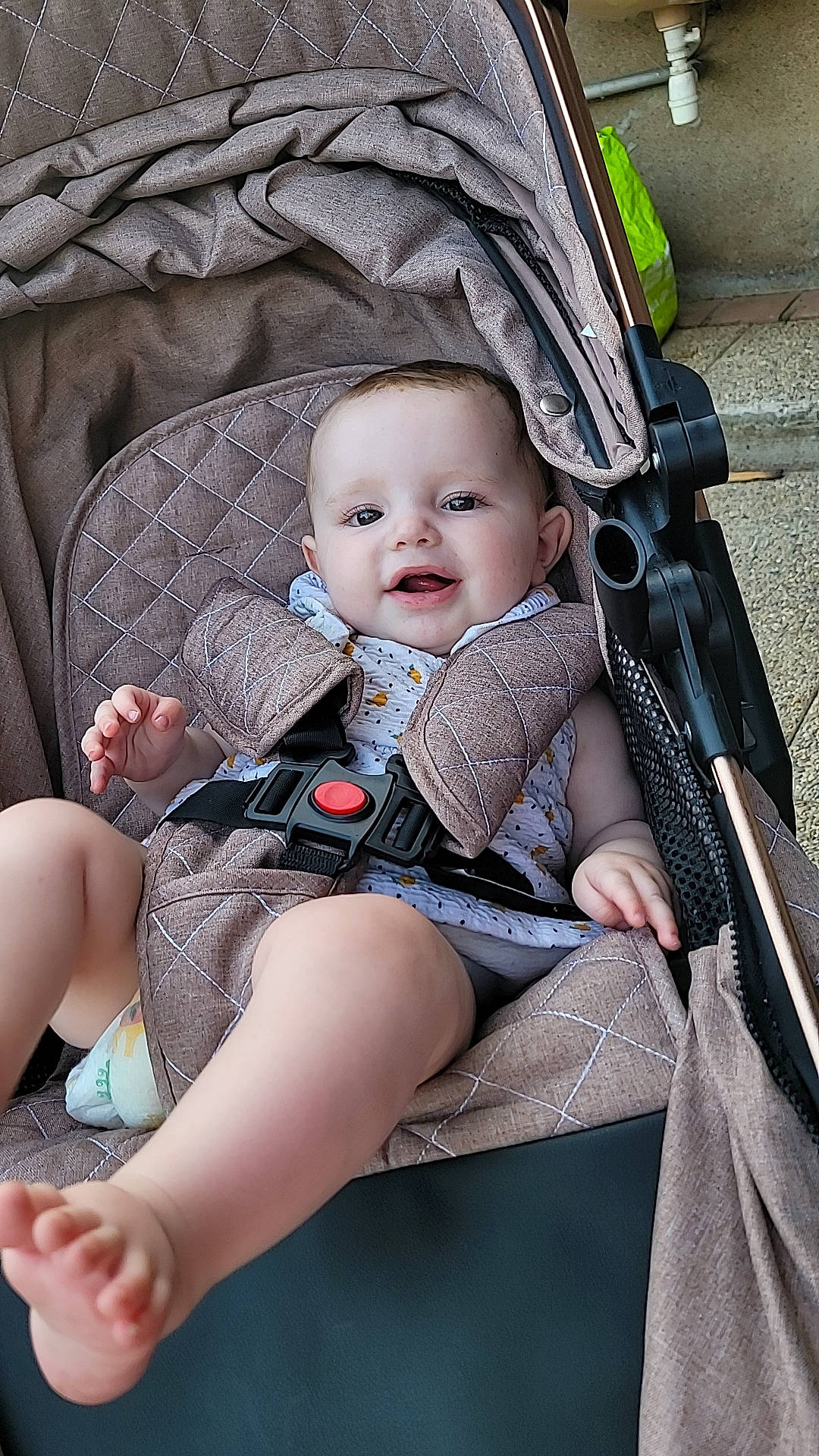 Louna a rejoint le concours — aidez-le/la à gagner de superbes lots ! baby, baby_carriage, baby_products, baby_toddler_clothing, chair, cheek, child, comfort, facial_expression, finger, hairstyle, human_body, iris, lap, leg, person, product, skin, smile, thigh