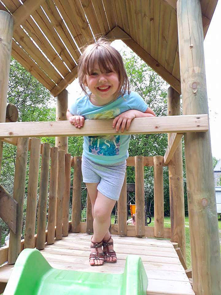 Elora participe au concours pour gagner de l'argent avec cette photo : child, day, fun, girl, joy, leisure, outdoor_play_equipment, outdoor_structure, person, play, playground, public_space, recreation, shorts, summer, swing, toddler, trunk, vacation, wood