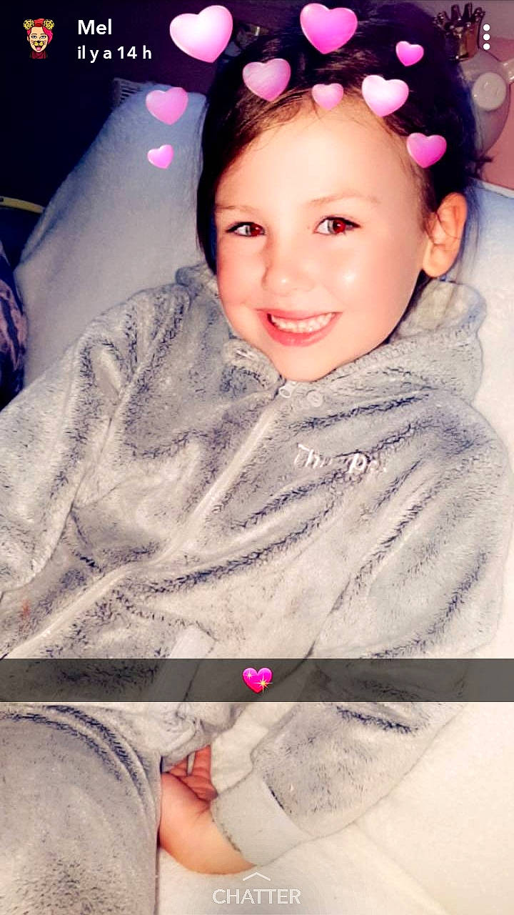 Elora a rejoint le concours — aidez-le/la à gagner de superbes lots ! beauty, black_hair, child, child_model, eye, forehead, fun, fur, girl, hair_accessory, happiness, head, joy, person, pink, portrait_photography, product, purple, skin, smile