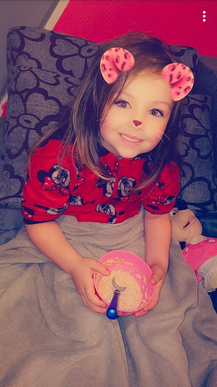 Elora a rejoint le concours — aidez-le/la à gagner de superbes lots ! black_hair, brown_hair, cheek, child, cool, eye, fun, girl, hair, hairstyle, human_hair_color, infant, long_hair, mouth, organ, person, pink, red, skin, textile