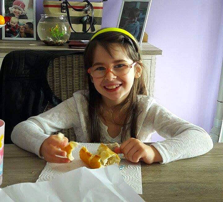 Lanna a rejoint le concours — aidez-le/la à gagner de superbes lots ! breakfast, cuisine, dish, eating, fast_food, finger, food, girl, joy, junk_food, lunch, meal, person