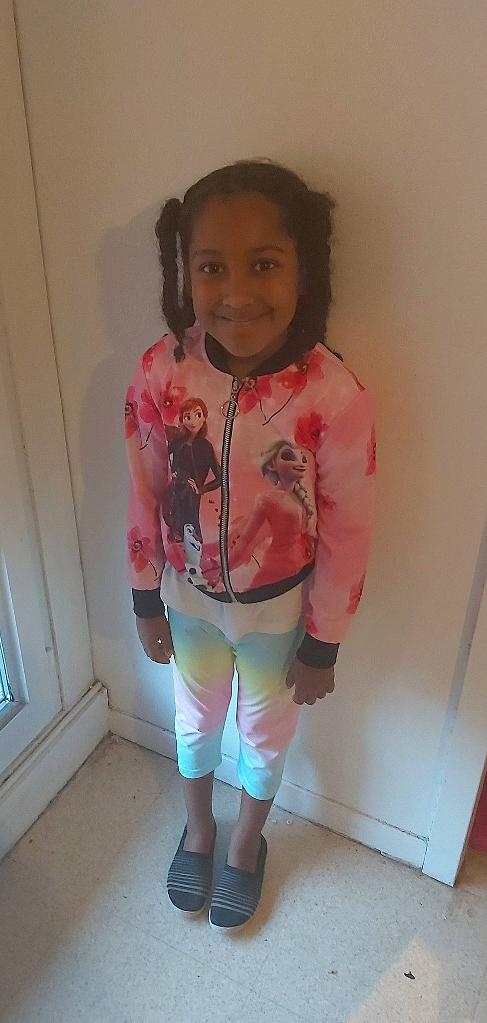 Soraya participe au concours pour gagner de l'argent avec cette photo : abdomen, baby_toddler_clothing, cheek, head, human_leg, joy, knee, leg, magenta, neck, pattern, person, personal_protective_equipment, pink, sleeve, smile, sportswear, t_shirt, thigh, toddler