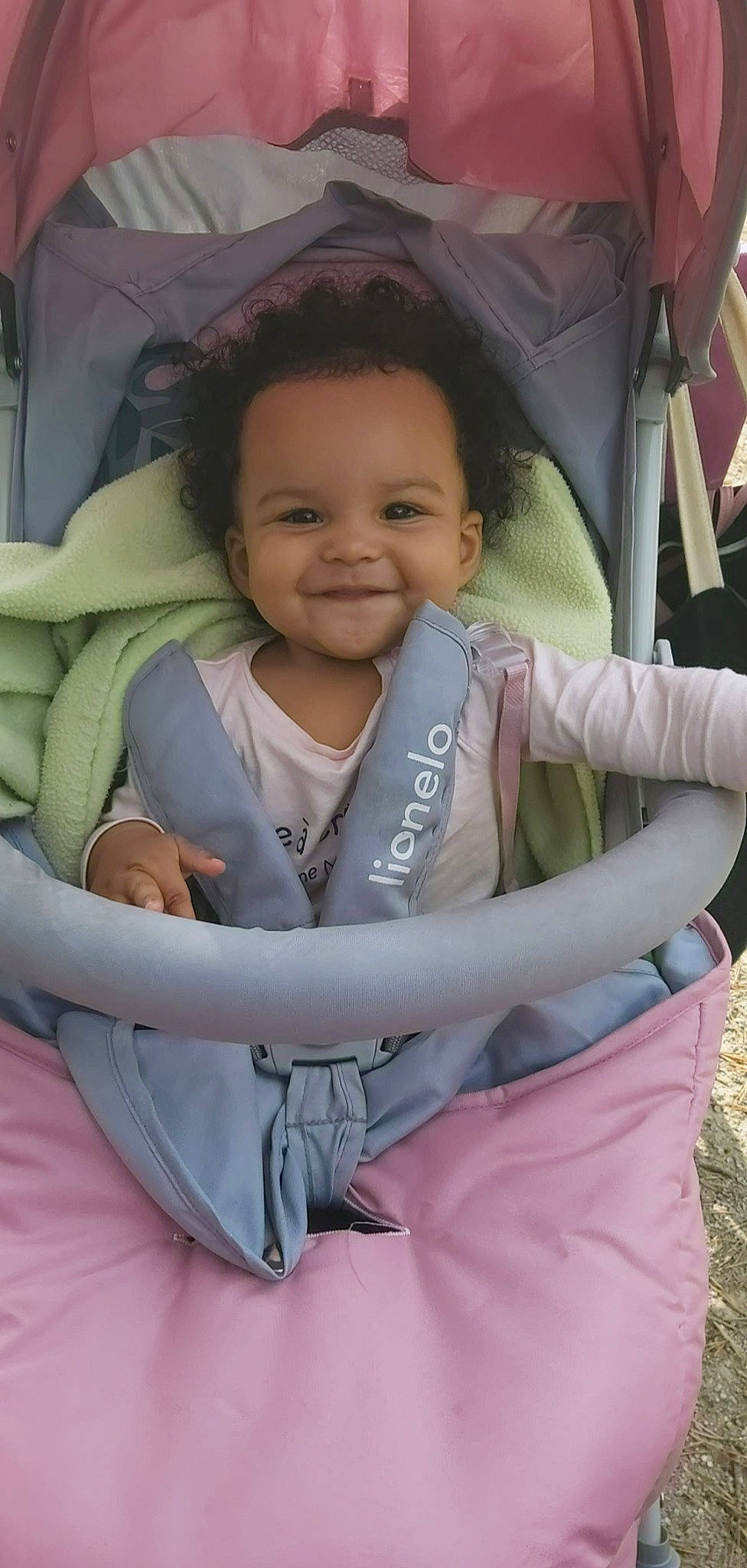 Melyna a rejoint le concours — aidez-le/la à gagner de superbes lots ! baby, baby_carriage, baby_products, baby_safety, baby_toddler_clothing, cheek, child, comfort, eye, fun, happy, iris, joy, leisure, person, photograph, pink, recreation, sitting, skin