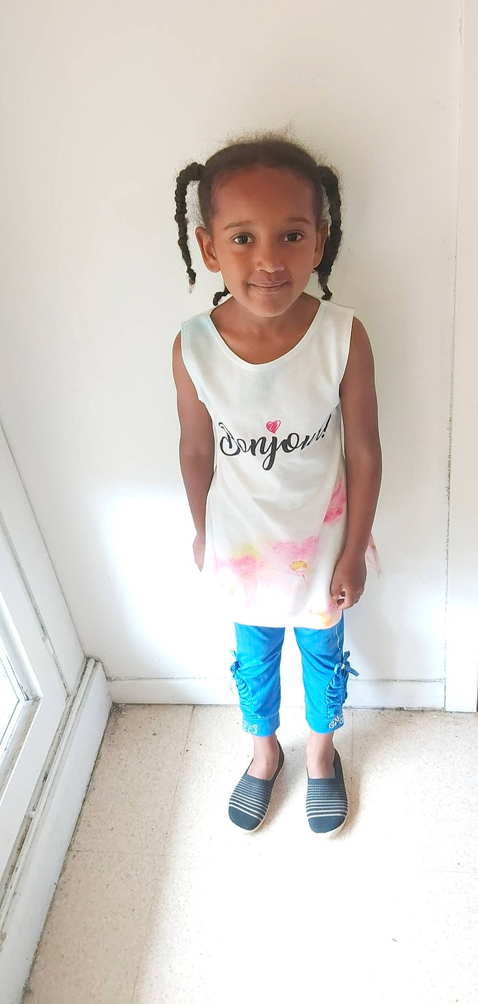 Leya participe au concours pour gagner de l'argent avec cette photo : arm, baby_toddler_clothing, cheek, child, dress, fashion_design, fun, hair, happy, human_leg, joint, joy, knee, magenta, person, shorts, skin, sleeve, smile, t_shirt