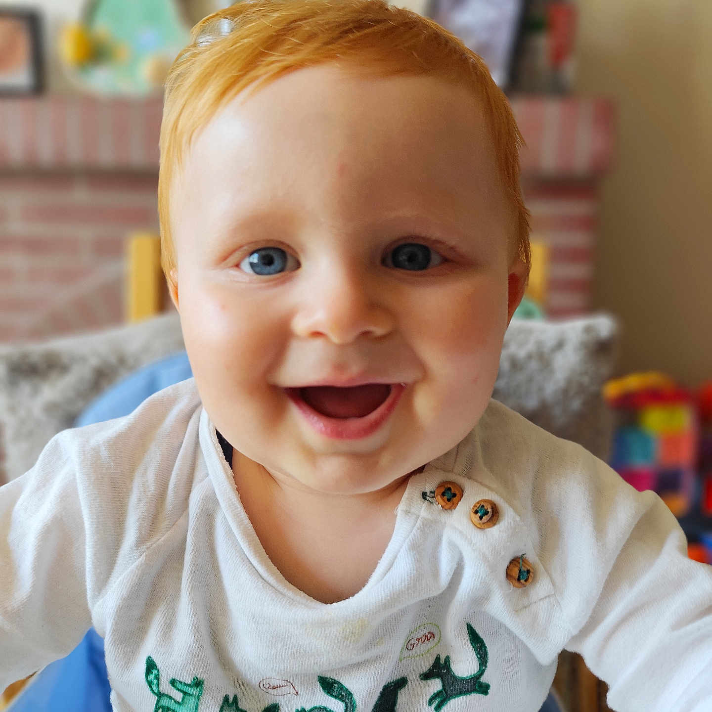 Simão a rejoint le concours — aidez-le/la à gagner de superbes lots ! animal_print, baby, baby_clothing, background_blur, blue_eyes, child, closeup, cute, face, happy, high_chair, home, indoor, infant, person, portrait, red_hair, smiling, white_shirt, wooden_buttons