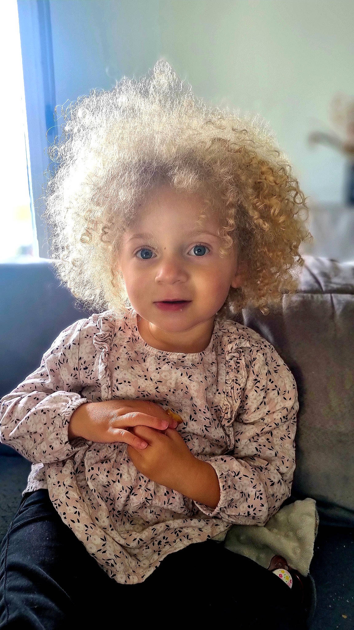 Kacy Guysella a rejoint le concours — aidez-le/la à gagner de superbes lots ! afro, baby_toddler_clothing, blond, cheek, child, comfort, eye, flash_photography, fun, gesture, hair, happy, iris, lip, nose, person, ringlet, skin, smile, standing