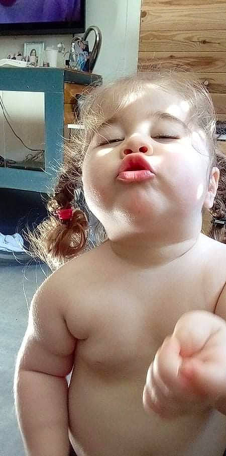 Kessie participe au concours pour gagner de l'argent avec cette photo : cheek, chest, chin, eye, eyebrow, eyelash, facial_expression, finger, gesture, happy, human_body, jaw, joint, lip, mouth, muscle, neck, nose, person, skin