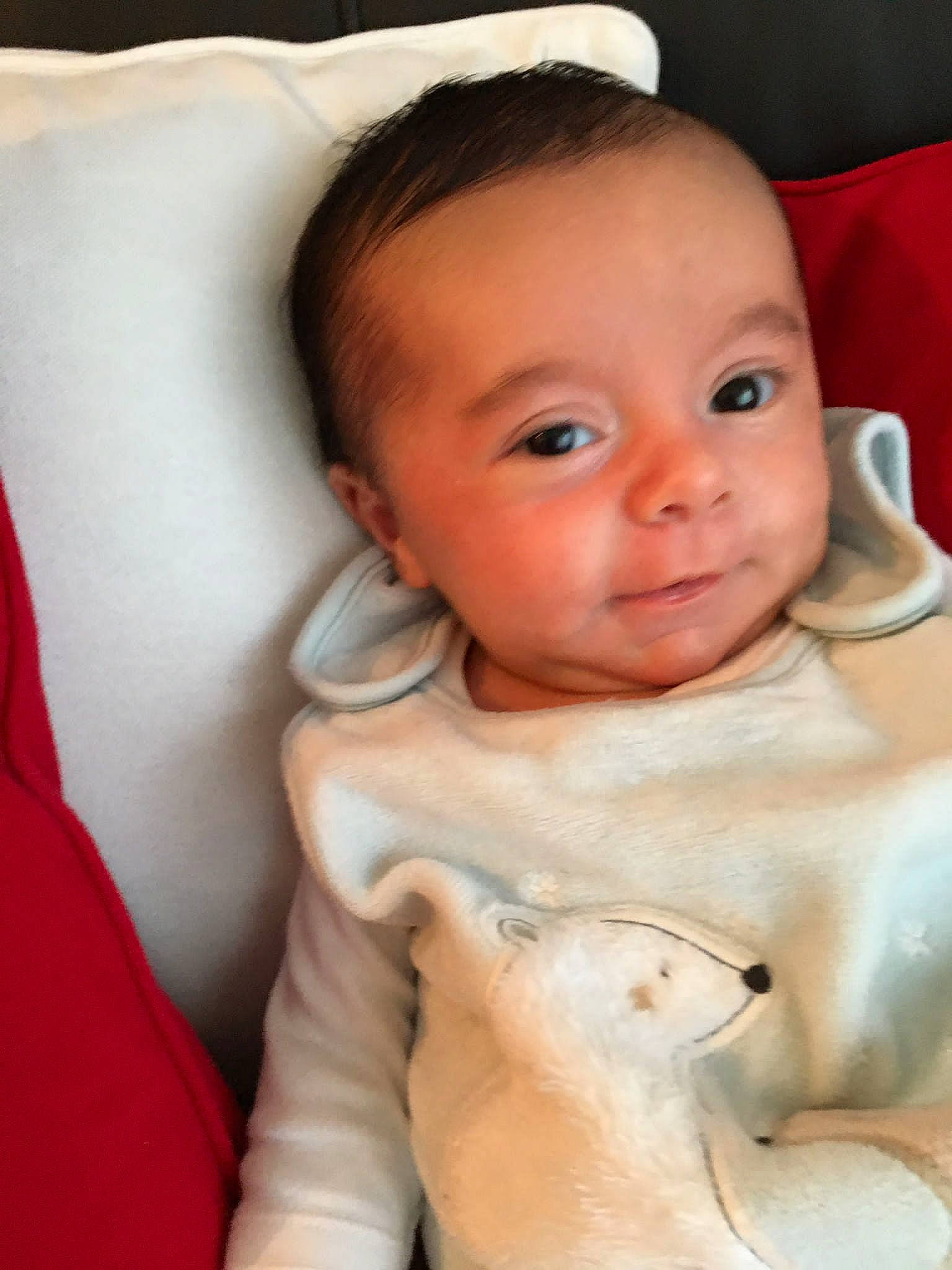 Luca participe au concours pour gagner de l'argent avec cette photo : baby, baby_toddler_clothing, cheek, chest, chin, comfort, eyelash, facial_expression, finger, iris, lip, mouth, neck, nose, person, skin, sleeve, smile, stomach, thumb