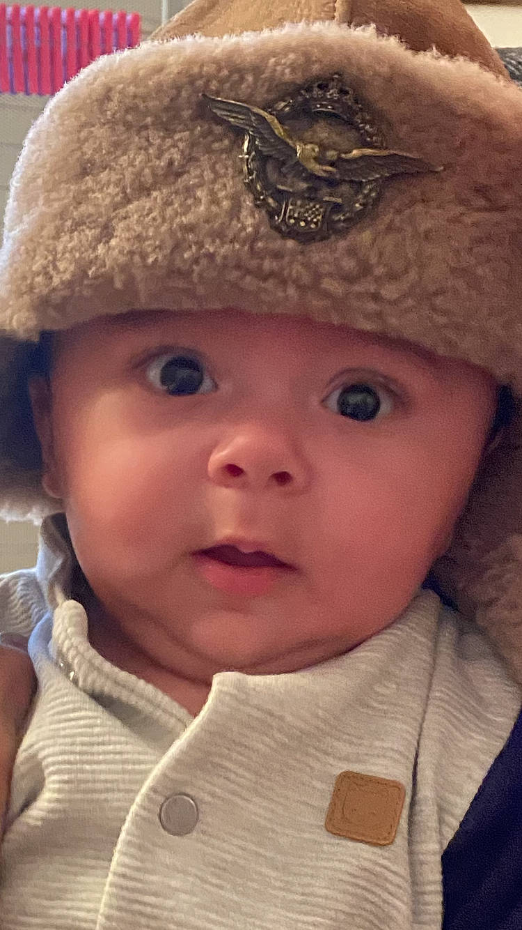 Luca a rejoint le concours — aidez-le/la à gagner de superbes lots ! cap, cheek, chin, costume_hat, eye, eyebrow, hat, head, headgear, headwear, human_body, iris, lip, nose, organ, outerwear, person, pink, skin, textile