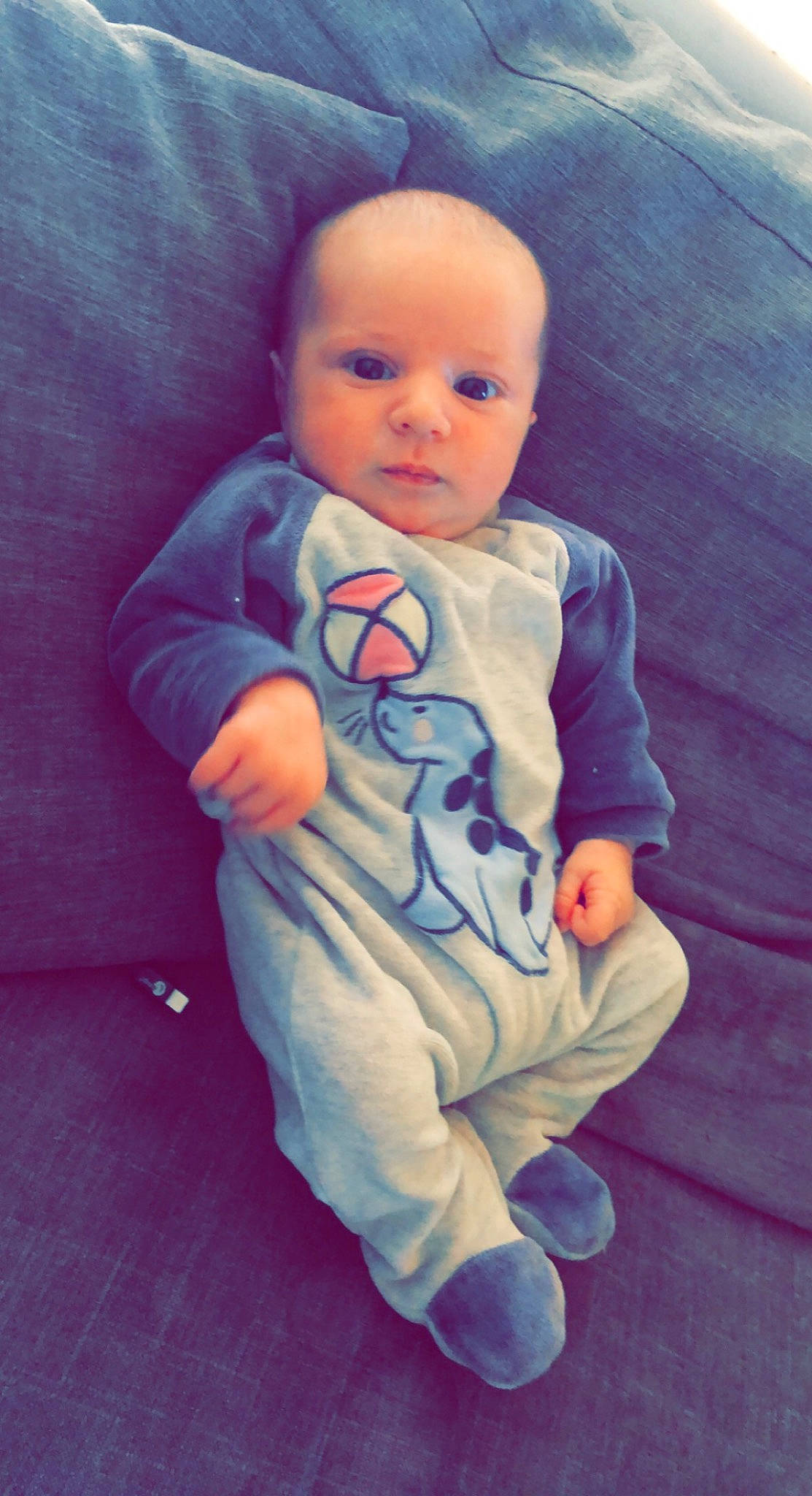 Kelyan a rejoint le concours — aidez-le/la à gagner de superbes lots ! azure, baby, baby_toddler_clothing, cheek, child, comfort, electric_blue, eye, flooring, fun, happy, iris, linens, nose, person, sitting, skin, sleeve, t_shirt, toddler