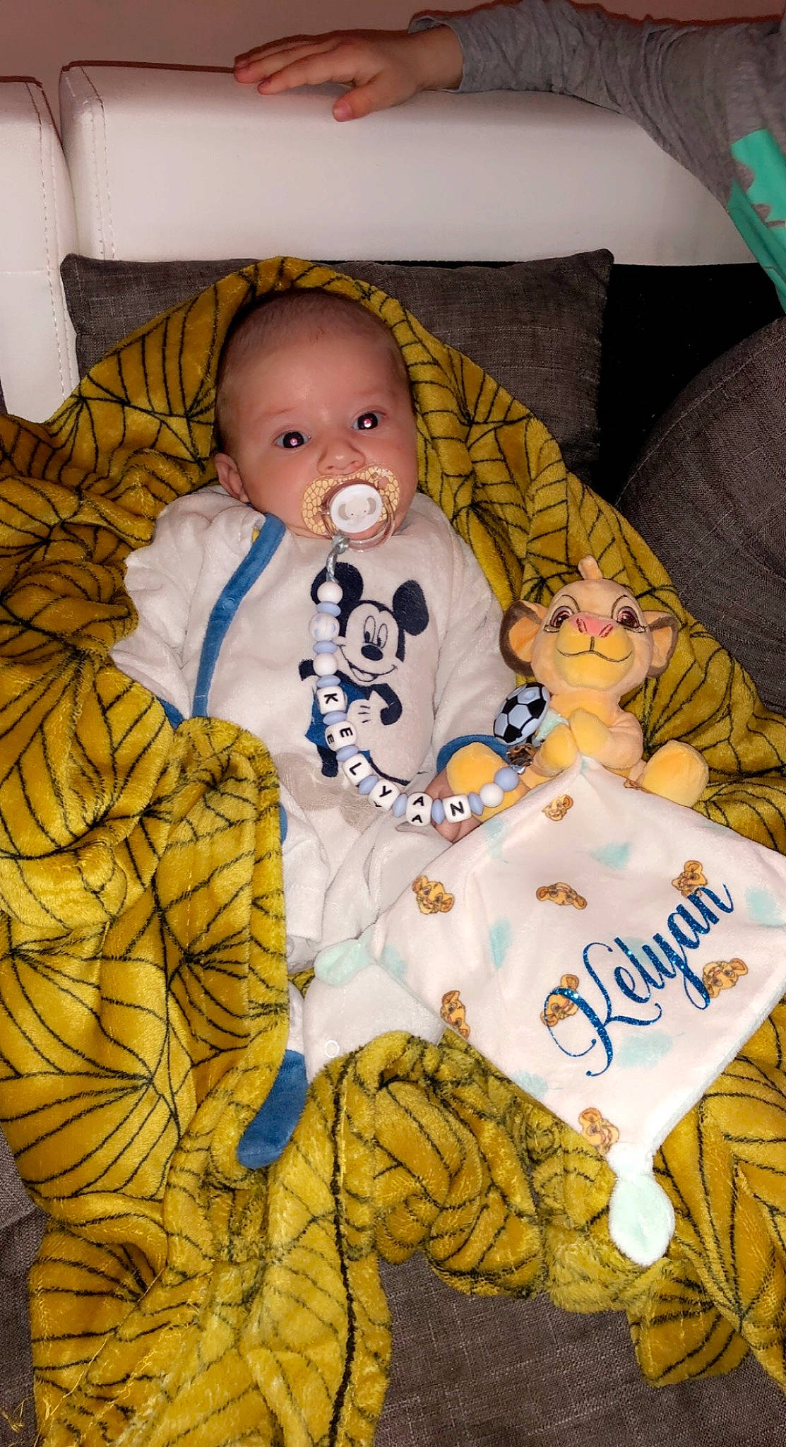 Kelyan participe au concours pour gagner de l'argent avec cette photo : art, baby, baby_products, baby_safety, baby_toddler_clothing, bedding, cheek, child, comfort, couch, happy, linens, mammal, person, product, room, sitting, sleeve, textile, toddler