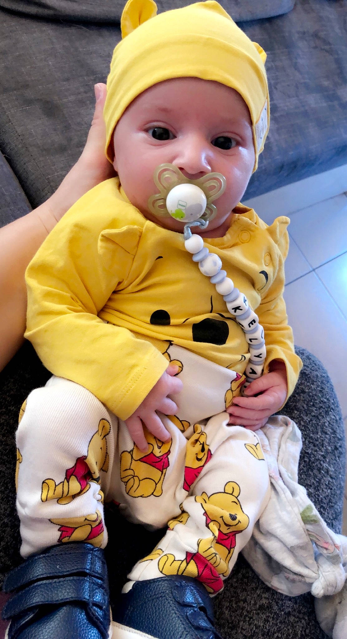 Kelyan participe au concours pour gagner de l'argent avec cette photo : baby, baby_products, baby_toddler_clothing, cap, cheek, child, eye, face, finger, fun, happy, hat, head, headwear, mouth, nose, person, skin, sleeve, thumb