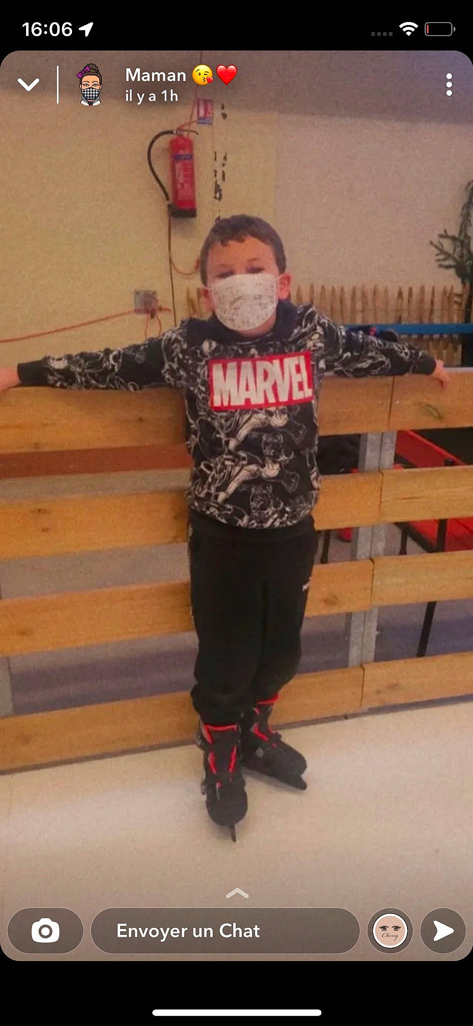 Eythan a rejoint le concours — aidez-le/la à gagner de superbes lots ! active_pants, flooring, flowerpot, fur, hardwood, houseplant, human_leg, knee, outdoor_shoe, pattern, person, plant, room, sleeve, sportswear, stairs, t_shirt, thigh, trunk, waist