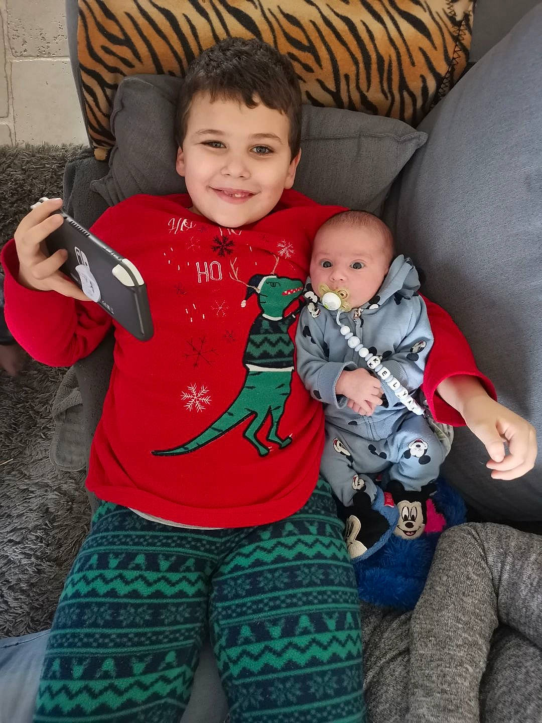 Eythan participe au concours pour gagner de l'argent avec cette photo : arm, baby_toddler_clothing, cheek, clothing, comfort, face, facial_expression, hairstyle, head, human, joint, joy, leg, mouth, organ, outerwear, person, skin, sleeve, smile